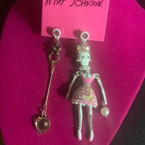 Betsey Johnson White Lace Mismatched Skull Earrings - P1